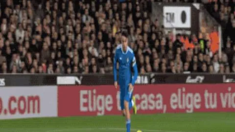 “今日季后赛激战正酣：湖人对阵灰熊，掘金迎战勇士，火箭挑战战船与狼队！”